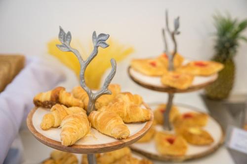 أوشن بريز ريزورت خاولاك في خاو لاك: طبقين من الكرواسون والمعجنات الأخرى على الطاولة