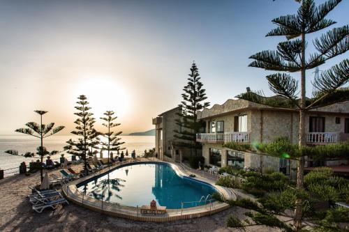 Foto de la galería de Hotel La Playa Blanca en Santo Stefano di Camastra