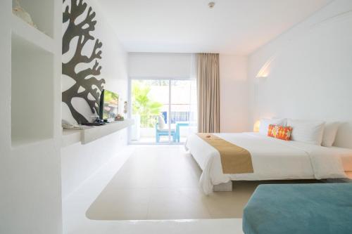 Postel nebo postele na pokoji v ubytování Ocean Breeze Resort Khaolak