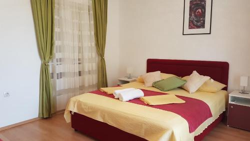 Una cama o camas en una habitación de Apartments TM