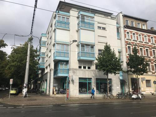 a person standing in front of a building at Ferienwohnung am Clara Park in Leipzig