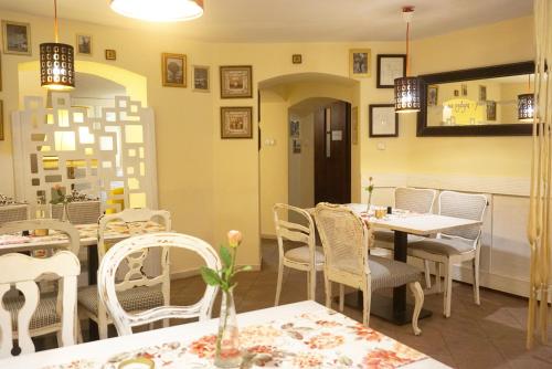 Ruang duduk di Explorer B&B Old Town Rooms & Apartment #don't be a tourist, be an Explorer!