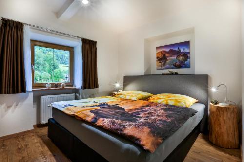 ラムサウにあるFerienwohnung Holzenlehenの窓付きの部屋にベッド付きのベッドルーム1室があります。