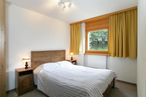 ロイカーバートにあるHaus Rothorn, Swiss Alpsのベッドルーム(ベッド1台、窓付)