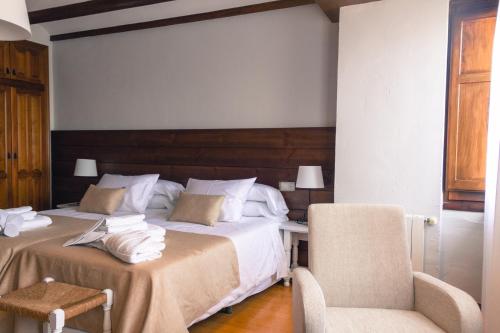 モラ・デ・ルビエロスにあるLa Vereda ONLY ADULTSのベッドルーム1室(ベッド2台、椅子付)