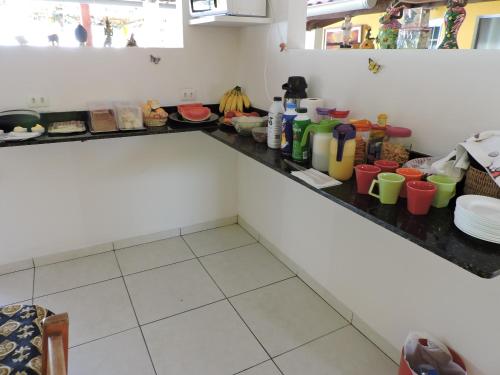 un bancone della cucina con un mucchio di piatti sopra di Cantinho da Melão a Maragogi