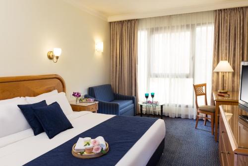 מיטה או מיטות בחדר ב-מלון גרנד קורט