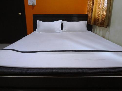 Hotel Parvati Palace Sehoreにあるベッド