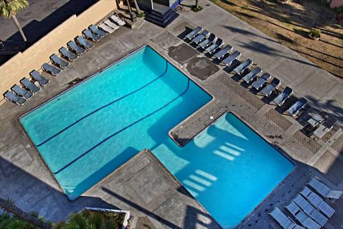 an overhead view of a swimming pool at Hotel Villa Marina in Ensenada