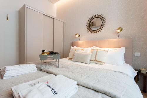 um quarto com uma cama grande e um espelho na parede em FLH Alecrim Modern Flat em Lisboa