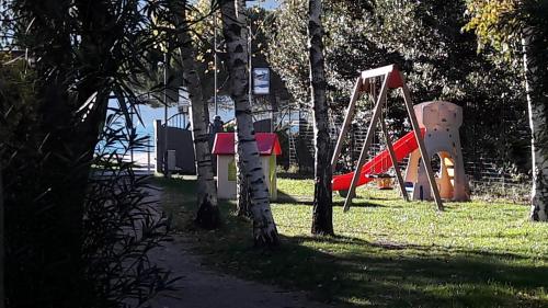 Zona de juegos infantil en Villa Torbole