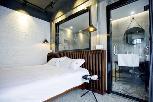 0517 Boutique Hotelにあるベッド