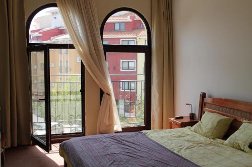 アヘロイにあるPrivate Apartment in Marina Capeのベッドルーム1室(ベッド1台、大きな窓2つ付)