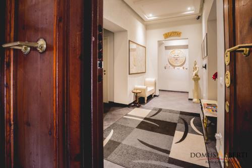korytarz z drzwiami prowadzącymi do pokoju w obiekcie Domus Alberti Bed & Breakfast w Rzymie