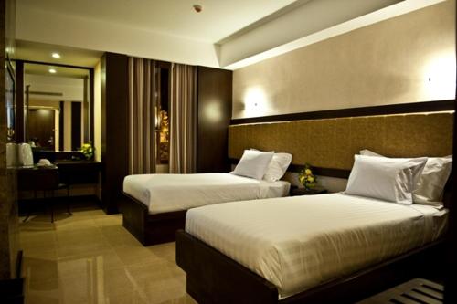 Ένα ή περισσότερα κρεβάτια σε δωμάτιο στο Crown Victoria Hotel Tulungagung