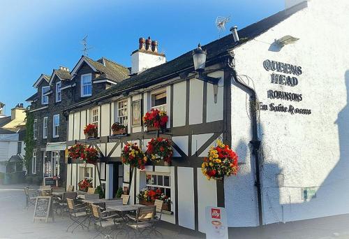 ein Gebäude mit Blumen auf der Vorderseite in der Unterkunft Queens Head Inn & Restaurant in Hawkshead