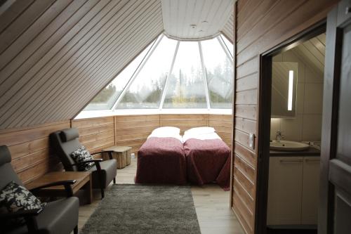 Een bed of bedden in een kamer bij Levi Northern Lights Huts
