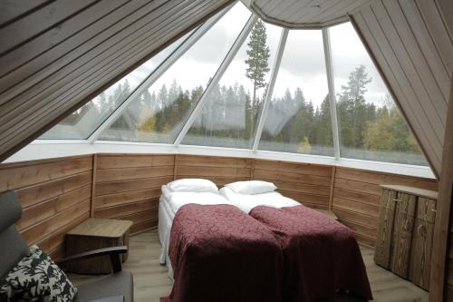 Un pat sau paturi într-o cameră la Levi Northern Lights Huts