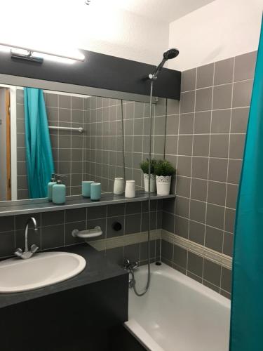 une salle de bain avec un lavabo, une douche et un miroir dans l'établissement Carene - Belle plagne - 8 personnes, à Belle Plagne