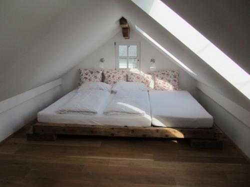 Tempat tidur dalam kamar di Chalet "Hoamatl"