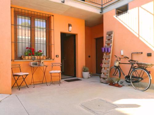 a bicycle parked in a room with an orange wall at B&B London 2010 in Vizzola Ticino