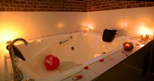 a bath tub with a red heart sitting in it at Plaza Medina Hotel in Sáchica