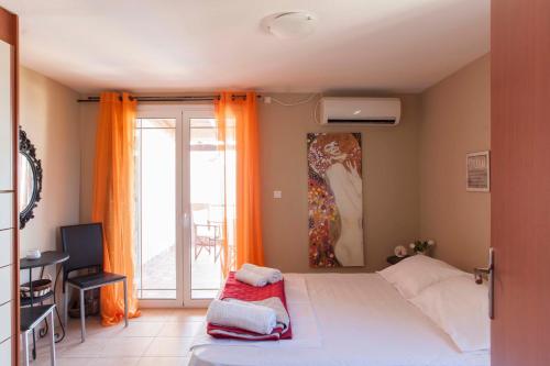 Postel nebo postele na pokoji v ubytování Aegina Villa Kalliopi