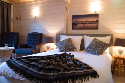 a bedroom with a bed with a blanket on it at Bed & breakfast Mestreech in Maastricht