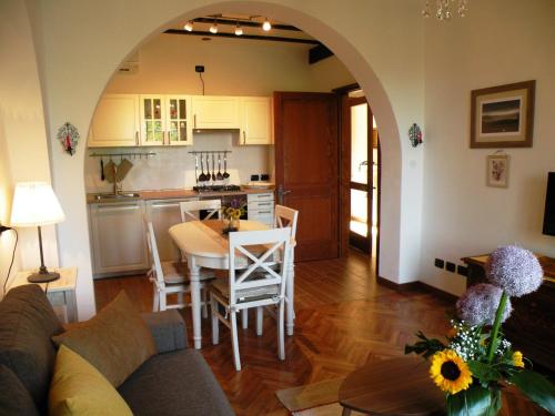 Il comprend un salon et une cuisine avec une table et une table à manger. dans l'établissement Suite Deluxe a Villa Paradiso, à Sirmione