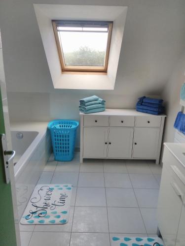 La salle de bains est pourvue d'un lavabo, d'une fenêtre et d'une baignoire. dans l'établissement Maison entre Mont et merveilles, à Roz-sur-Couesnon