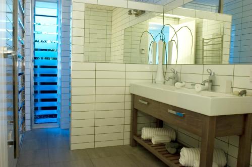 a bathroom with a sink and a mirror at Acacia Cliffs Lodge in Taupo