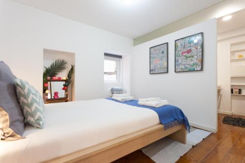 リスボンにあるFLH Príncipe Real Comfortable Flatのベッドルーム1室(白い大型ベッド1台付)