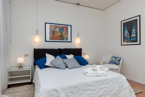 ヴェネツィアにあるCA' DIVAのベッドルーム1室(青と白の枕が備わるベッド1台付)
