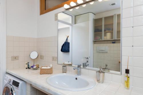 uma casa de banho com um lavatório e um espelho em CA' DIVA em Veneza