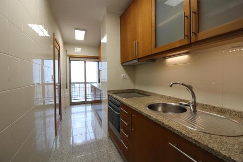 eine Küche mit einer Spüle und einer Arbeitsplatte in der Unterkunft Agudela Vista Mar in Lavra