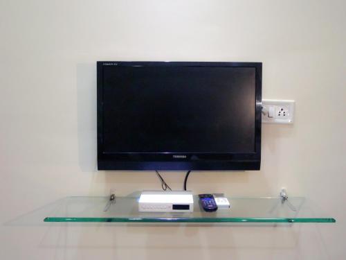 Hotel Parvati Palace Sehoreにあるテレビまたはエンターテインメントセンター