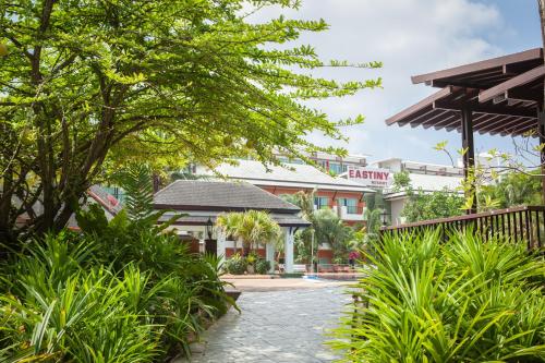 dziedziniec hotelu z drzewami i roślinami w obiekcie Eastiny Resort & Spa w mieście Nong Prue