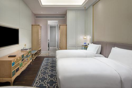 Sofitel Foshan Shunde - Free shuttle bus during Canton Fairにあるベッド