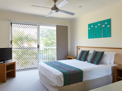 En eller flere senge i et værelse på NRMA Treasure Island Holiday Resort