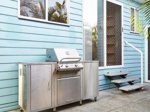 Kitchen o kitchenette sa NRMA Treasure Island Holiday Resort