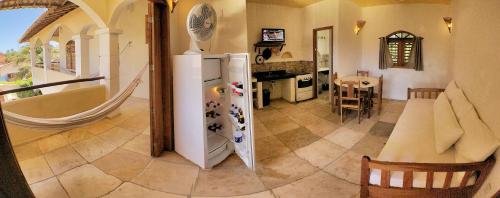 uma cozinha com um frigorífico branco e uma mesa em Villa Medina Jeri em Jericoacoara
