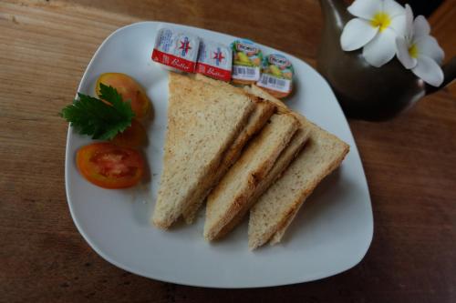 サヌールにあるスマランダナ ベッドルームズ アンド プールの白皿