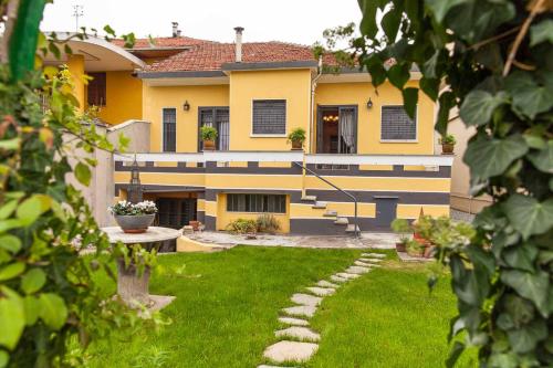 una casa con un patio con césped sidx sidx sidx sidx en Torino Mon Amour, en Turín