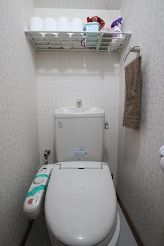 Habitación con baño pequeño con aseo blanco. en Nagomiya Kyoto Minami-Enmachi en Kyoto