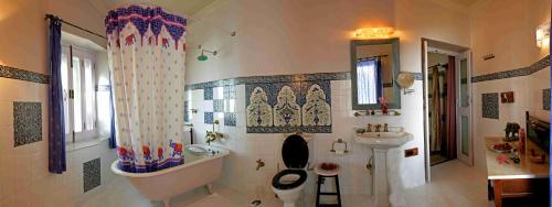 y baño con lavabo, aseo y bañera. en Udai Bilas Palace, en Dūngarpur