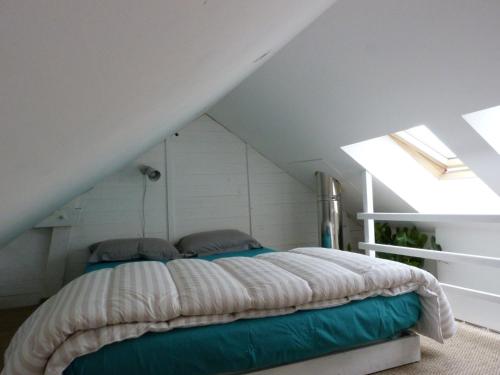 サン・リュネールにあるGîte Bambouのベッドルーム(ベッド付)1室(屋根裏部屋)