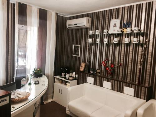 La salle de bains est pourvue d'une baignoire blanche et d'un lavabo. dans l'établissement Hotel Lime, à Kiev