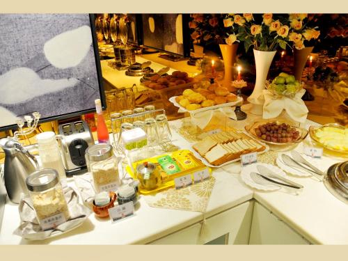 a table with a buffet of food on it at Jinjiang Inn Changzhi Bayi Square in Changzhi