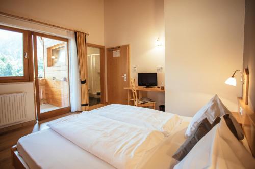 Un pat sau paturi într-o cameră la Hotel Wildschütz