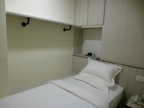 Кровать или кровати в номере Hotel 138 @ Bestari